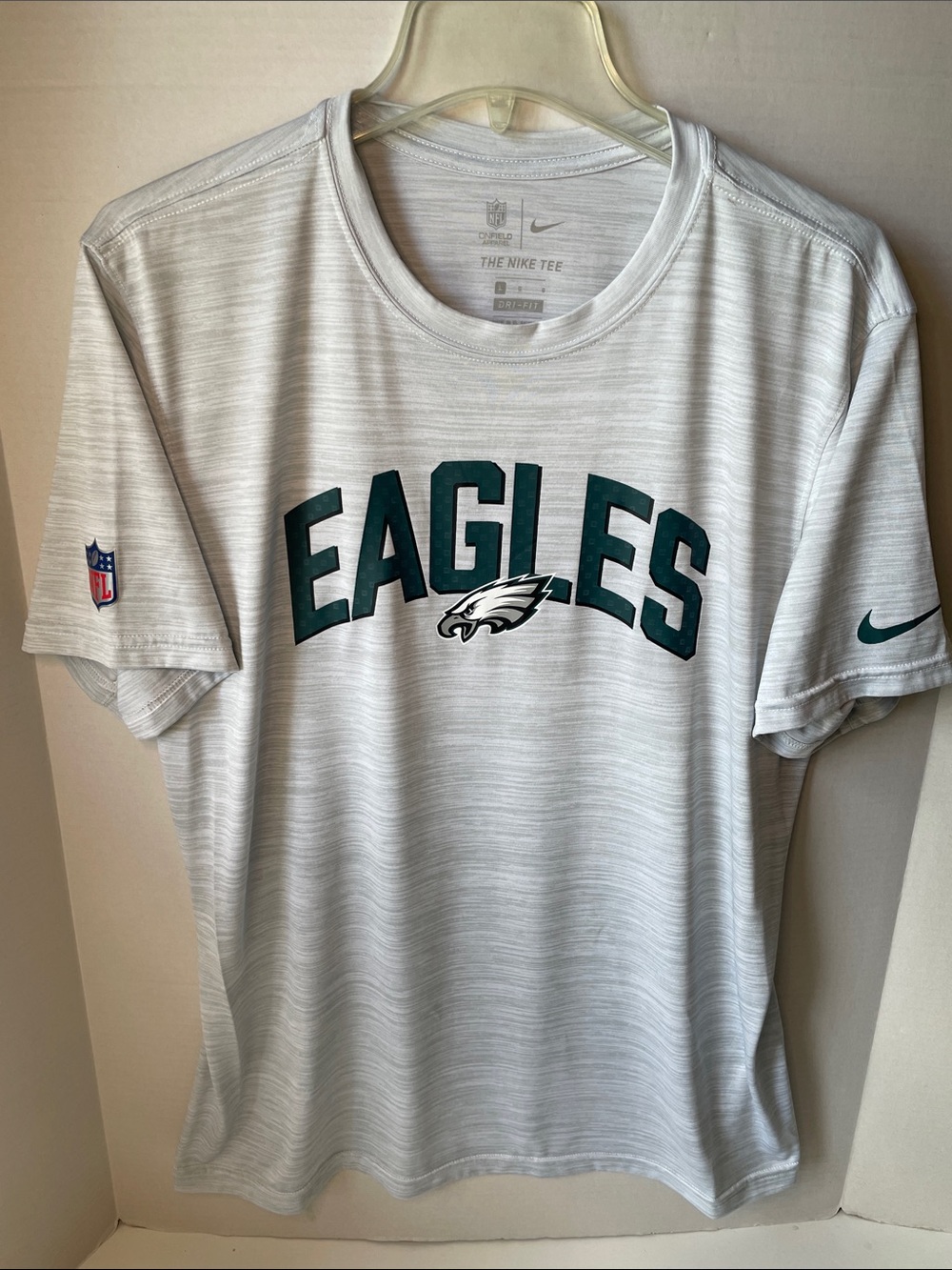Nike Men's Size Large   Philadelphia Eagles Tee with Green Logo Tee  Shirt